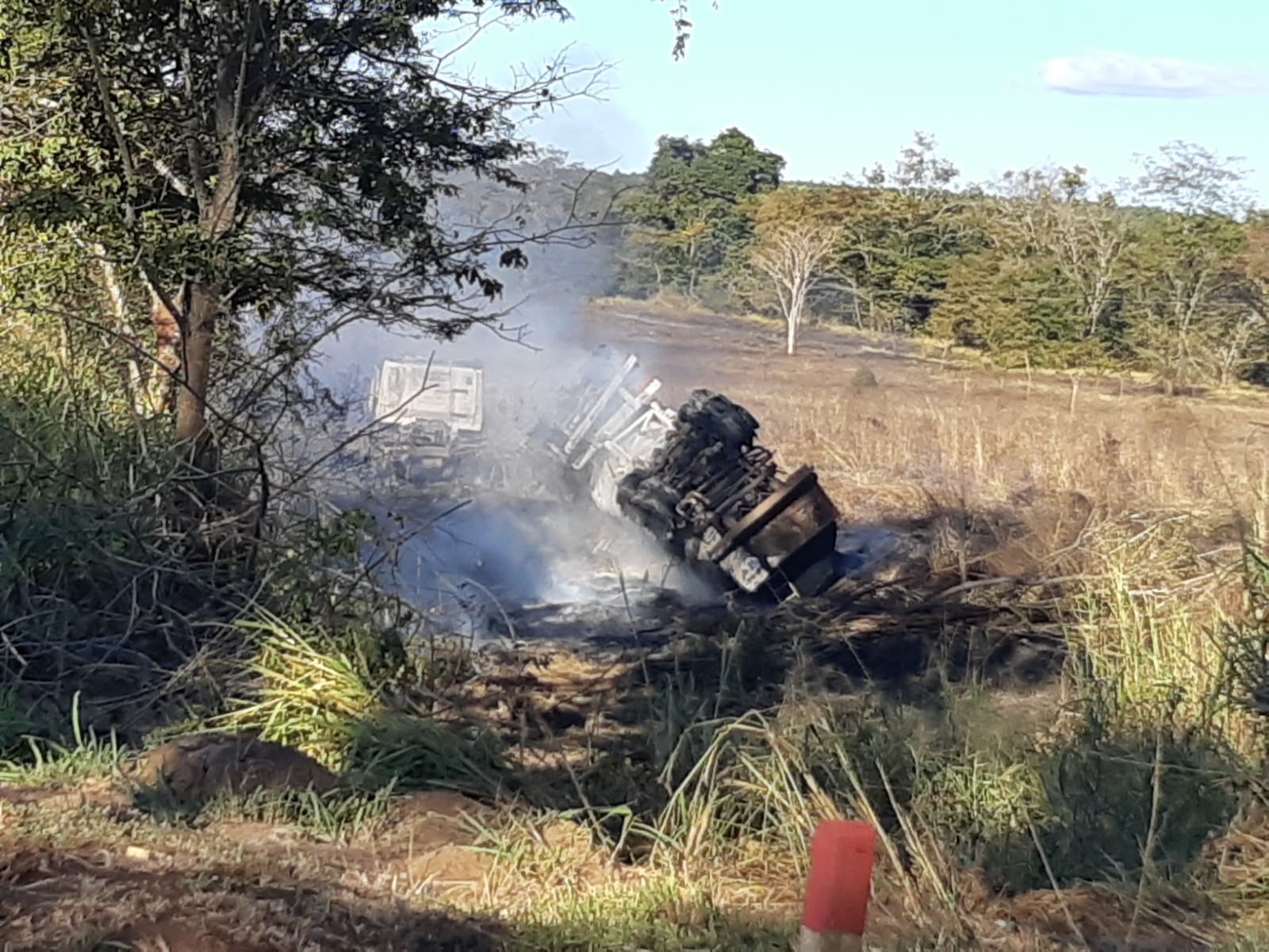 VÍDEO: Carreta com 30 mil litros de biodiesel pega fogo e interdita BR-262 por risco de explosão em MG