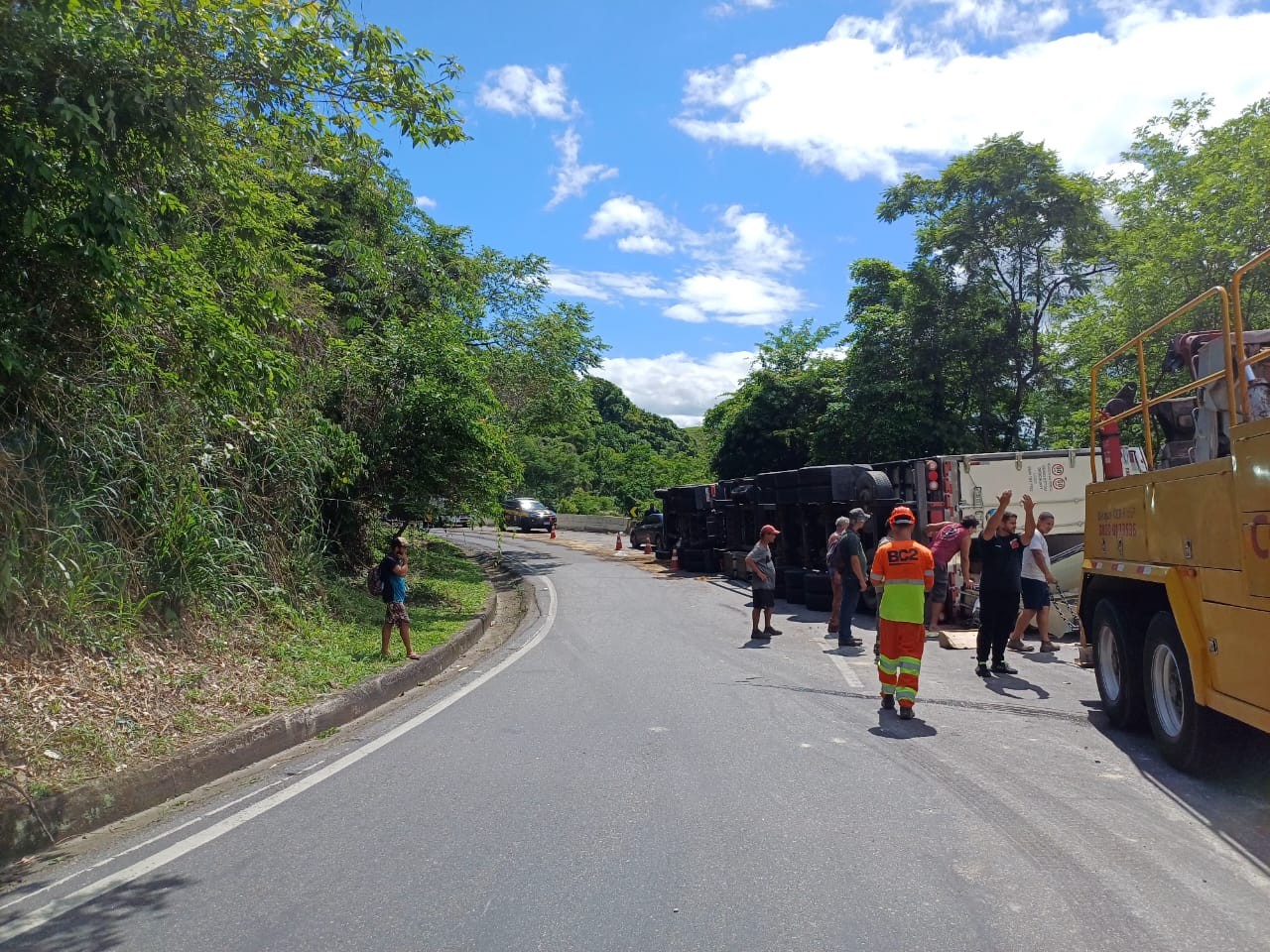 Caminhão que transportava frango e pernil congelados tomba na descida da Serra das Araras, em Piraí