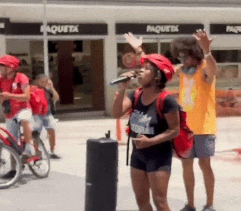 VÍDEO: Entregadora de app canta em rua de Porto Alegre e vozeirão surpreende: 'carreira de cantora está parada, quis relembrar'