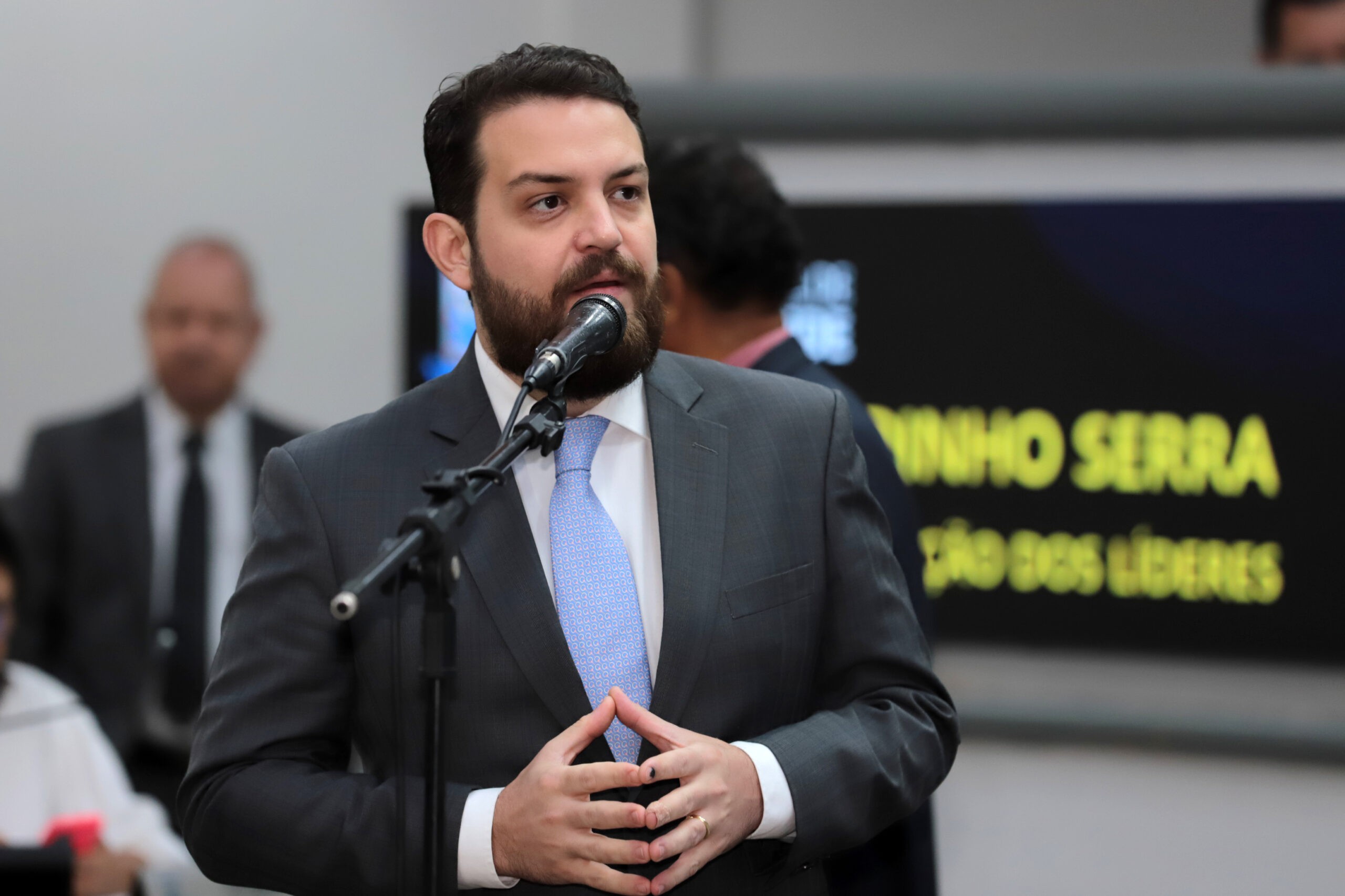 Claudinho Serra: após 23 dias preso, vereador investigado por corrupção dá atestado e não volta a Câmara