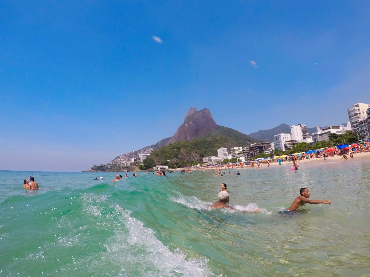 Rio tem sábado com previsão de 37°C e praias lotadas, com direito a mergulho de Papai Noel