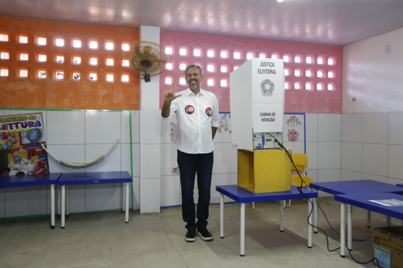 Governador Elmano de Freitas vota em Caucaia, na Grande Fortaleza; acompanhe em tempo real