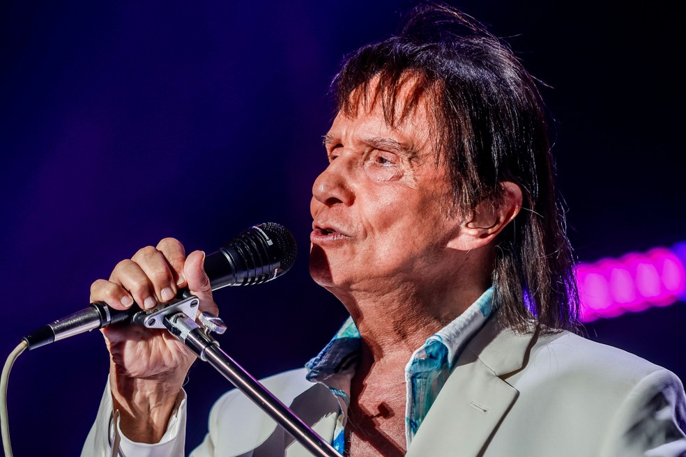 Roberto Carlos comemora 84 anos com show e bolo especial em Natal — Foto: Alexandre Lago