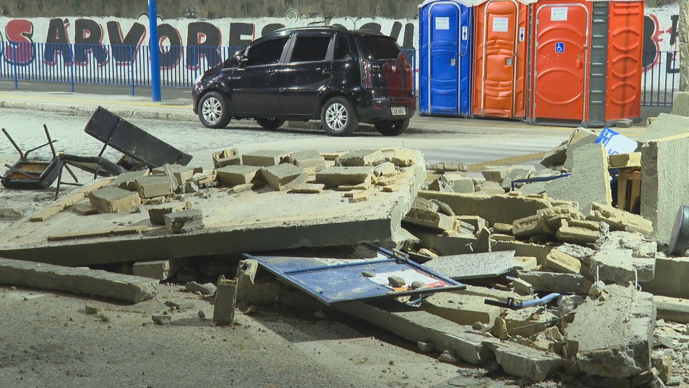 Com a queda da estrutura, duas pessoas ficaram feridas — Foto: Reprodução/TV Globo