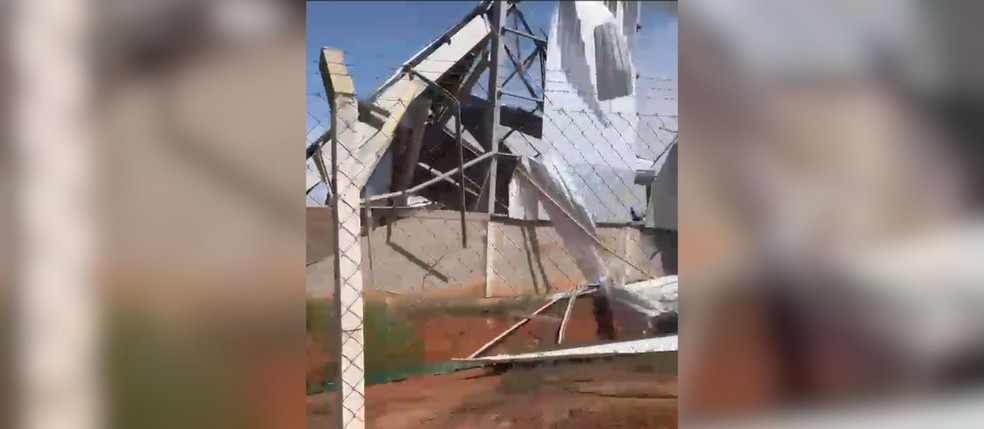 Estrutura da propriedade do cantor Zé Neto foi danificada durante chuva em Ipiguá (SP) — Foto: Reprodução / WhatsApp