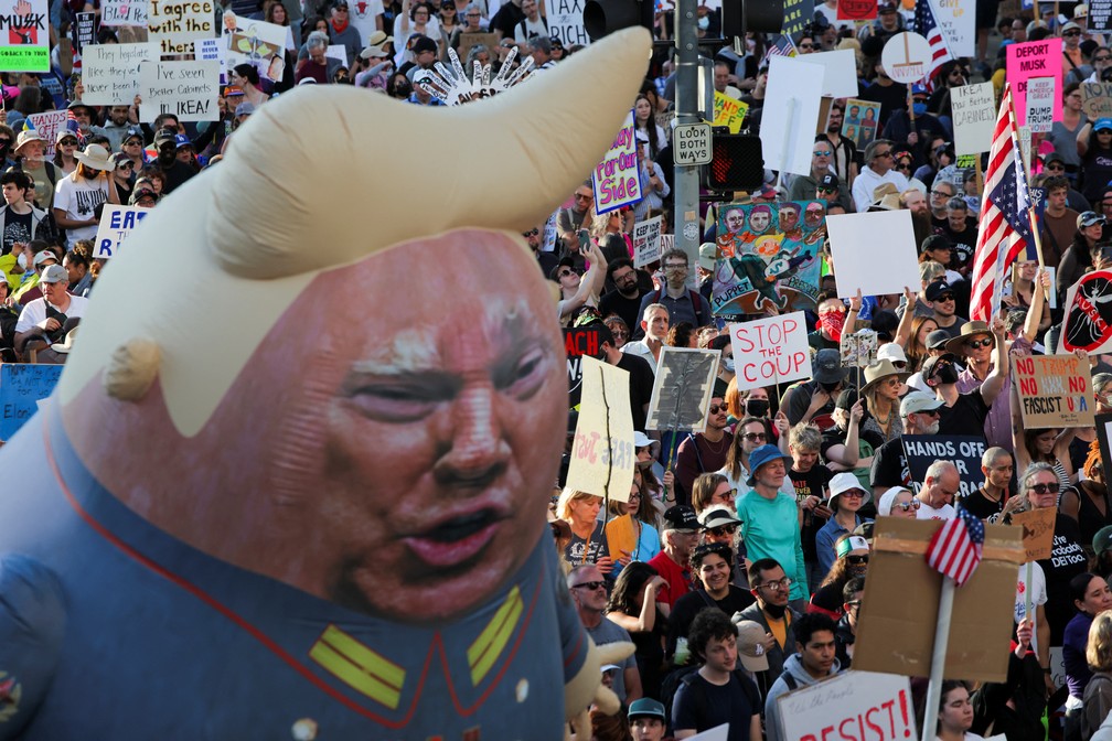 Manifestantes protestam contra o presidente dos EUA, Donald Trump, e seu conselheiro Elon Musk, em Los Angeles, na Califórnia, em 5 de abril de 2025. — Foto: Reuters/Daniel Cole