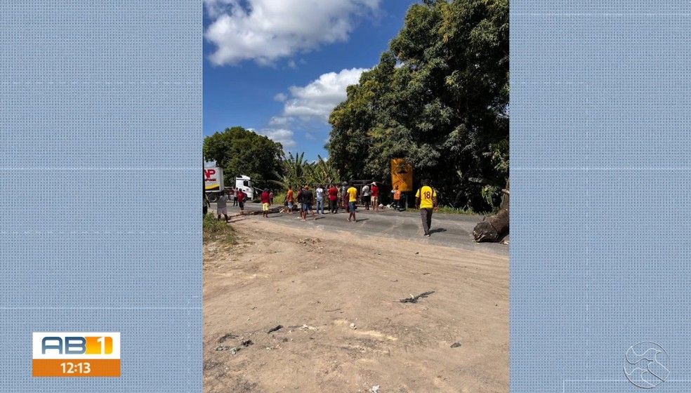 Moradores da comunidade Wassu Cocal protestam por dois dias para cobrar prisão de motorista que matou indígena e deixou outro ferido. — Foto: Reprodução/TV Asa Branca Alagoas