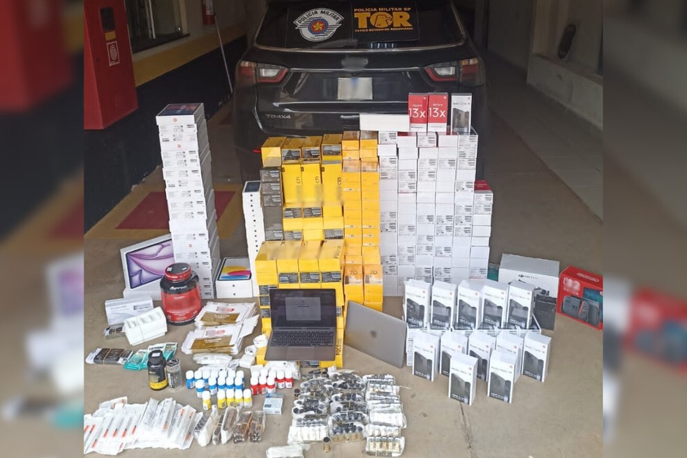 Equipamentos e medicamentos irregulares foram apreendidos — Foto: Polícia Militar Rodoviária/Divulgação