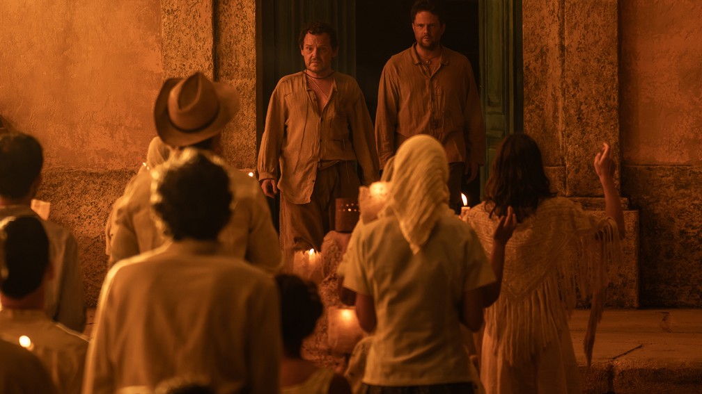 João Grilo (Matheus Nachtergaele) e Chicó (Selton Mello) diante de um grupo de fiéis em 'O Auto da Compadecida 2' — Foto: Laura Campanella/Divulgação