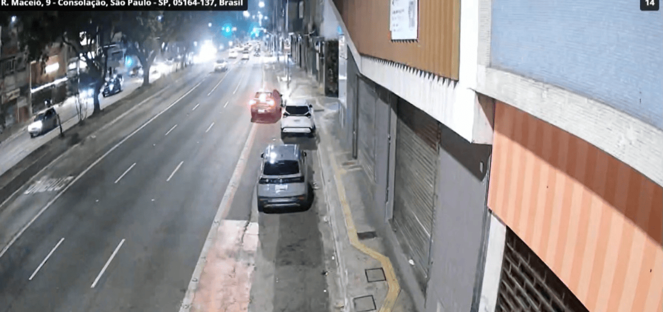 Após explosão, cratera se abre na Rua da Consolação, uma das vias mais importantes da região central de SP