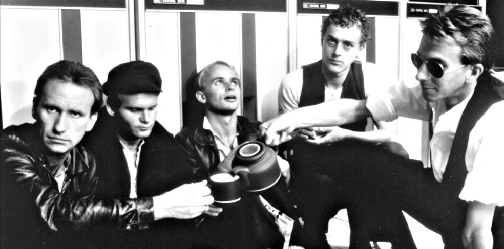 Colin Hay segura uma xícara de café em foto usada na capa do single 'Down Under', com Greg Ham no centro — Foto: Divulgação