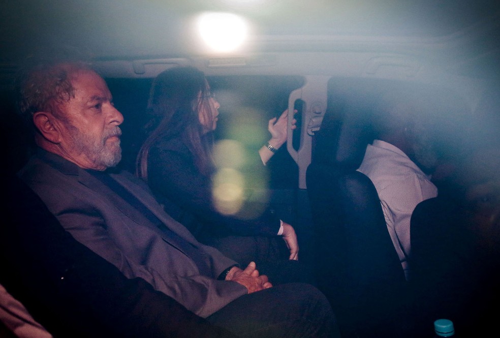 Lula em carro da Polícia Federal em São Paulo — Foto: Suamy Beydoun/Agif/Estadão Conteúdo