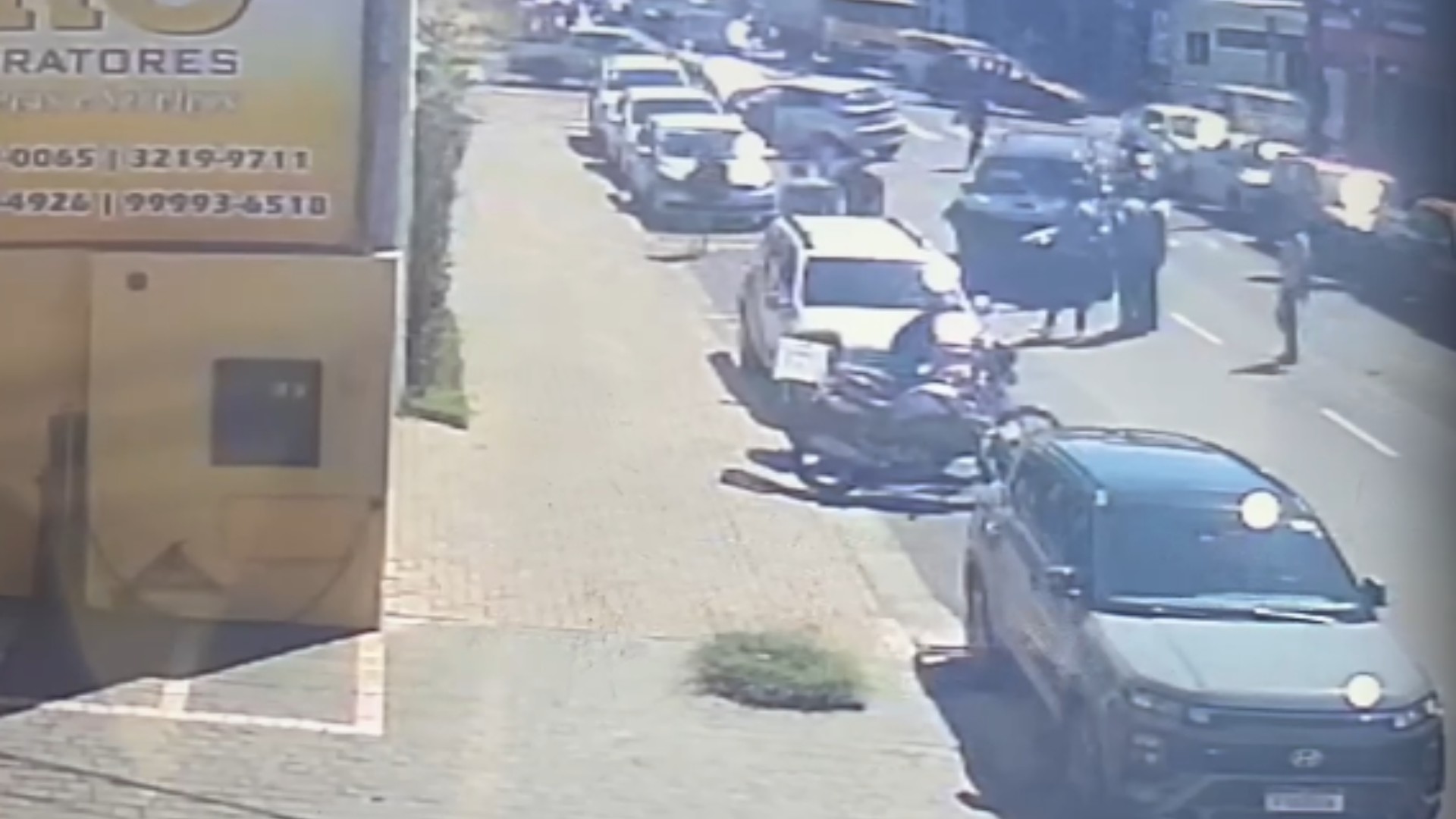 VÍDEO: Motociclista tem moto furtada ao prestar socorro em acidente no Centro de Uberlândia