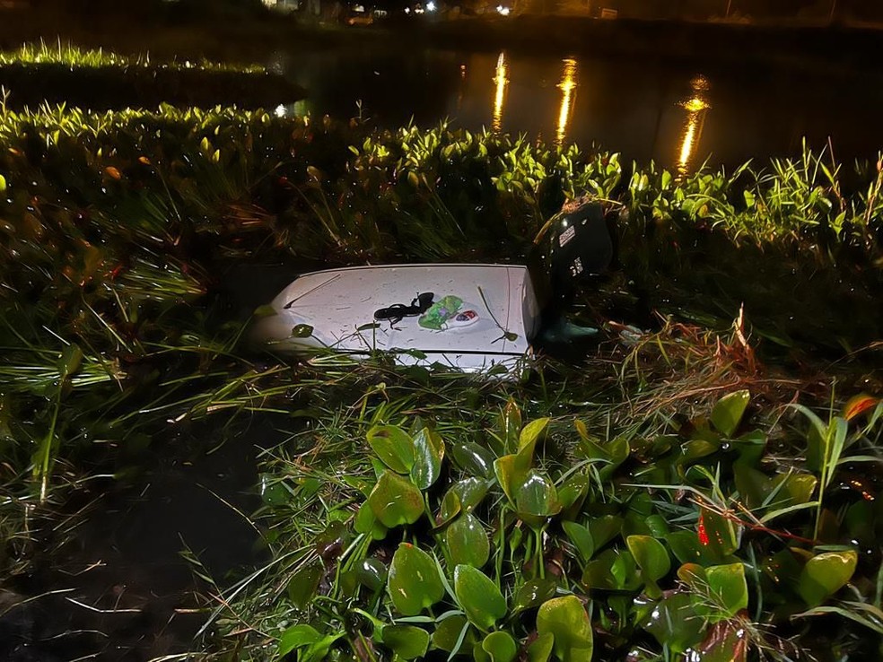 Carro da vítima caiu em uma das três lagoas, no bairro do Jardim Veneza, após perseguição com a PM — Foto: Reprodução/TV Cabo Branco