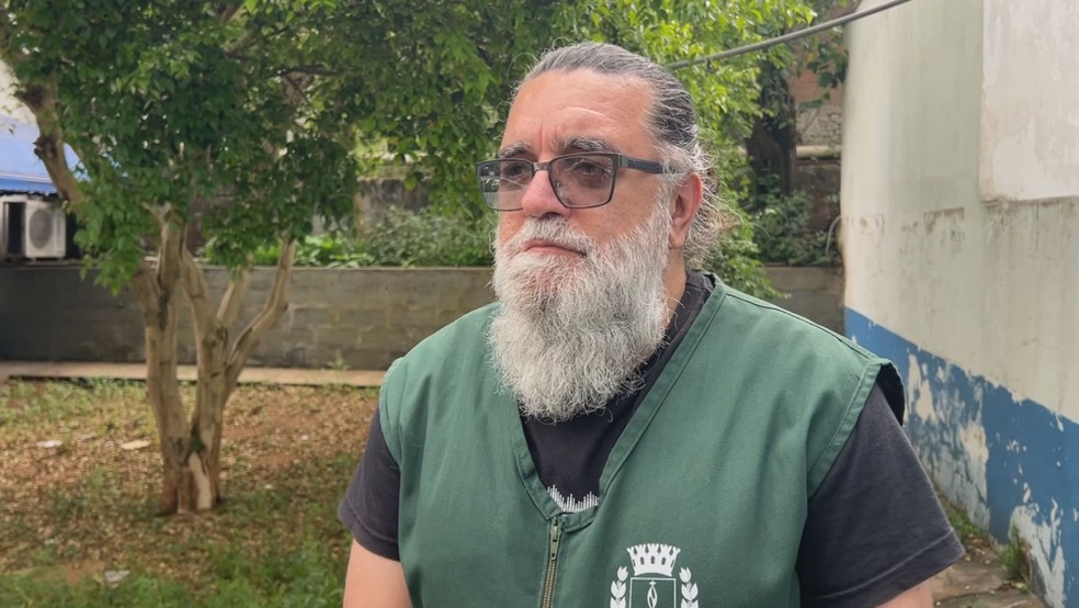 Valdinei Silva, coordenador da vigilância sanitária explica os principais tipos de enxames encontrados nesta época do ano — Foto: TV TEM/Reprodução