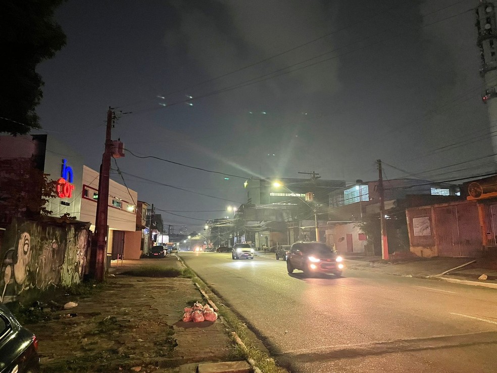 Fumaça começou a ser sentida na noite de segunda-feira em diferentes zonas da cidade. — Foto: Matheus Castro/g1 AM