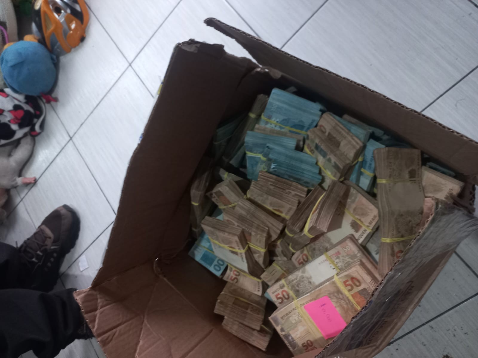 Polícia de MT apreende R$ 500 mil em caixa de papelão durante operação contra golpistas que desviaram salários de jogadores da série A