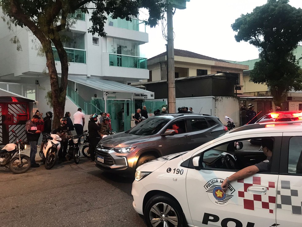 Motoboys protestaram contra o cliente que atendeu o entregador armado em Santos, SP — Foto: Silvio Luiz/A Tribuna Jornal