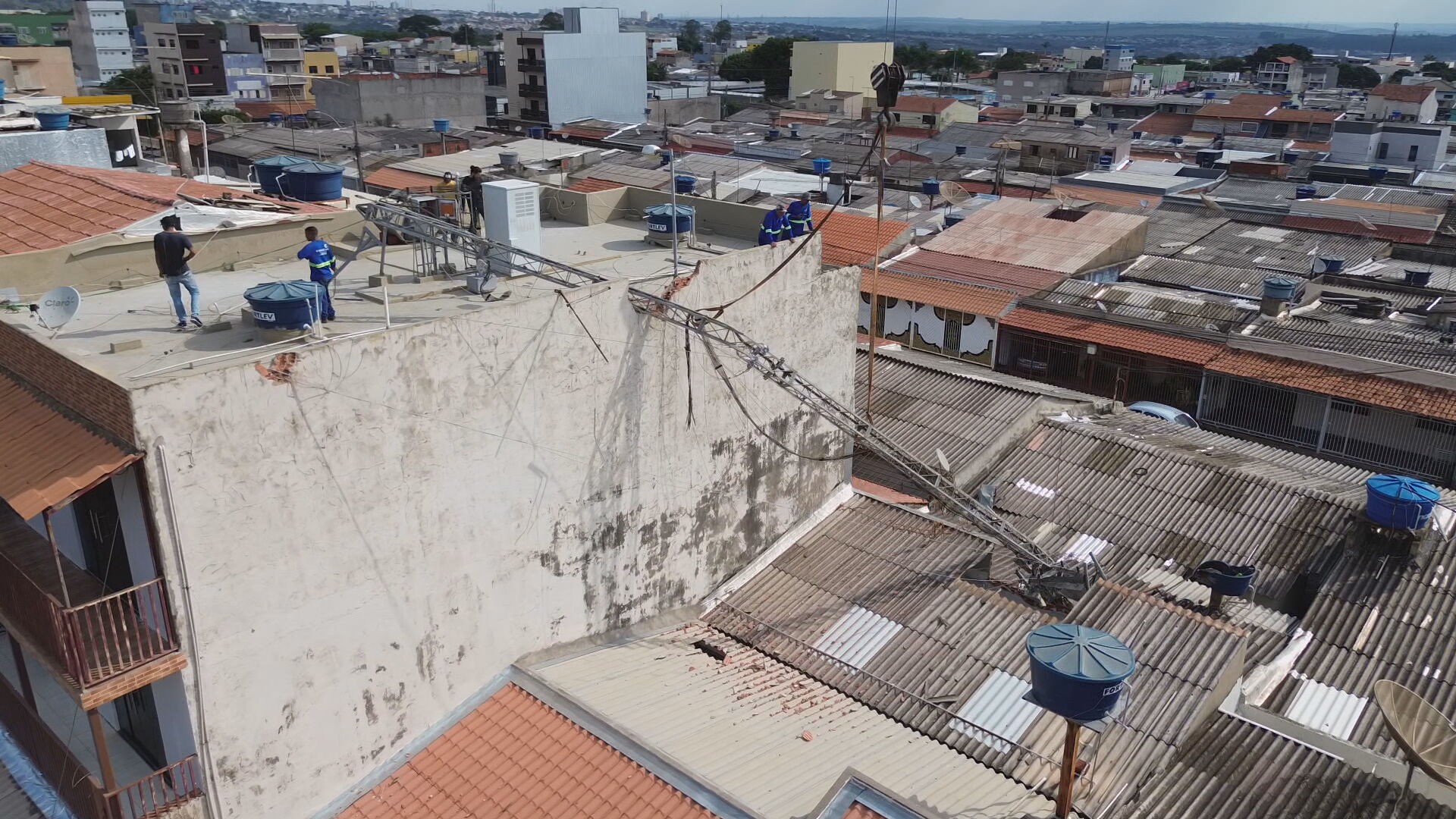 Torre de telefonia cai sobre duas casas em Ceilândia; operário fica ferido