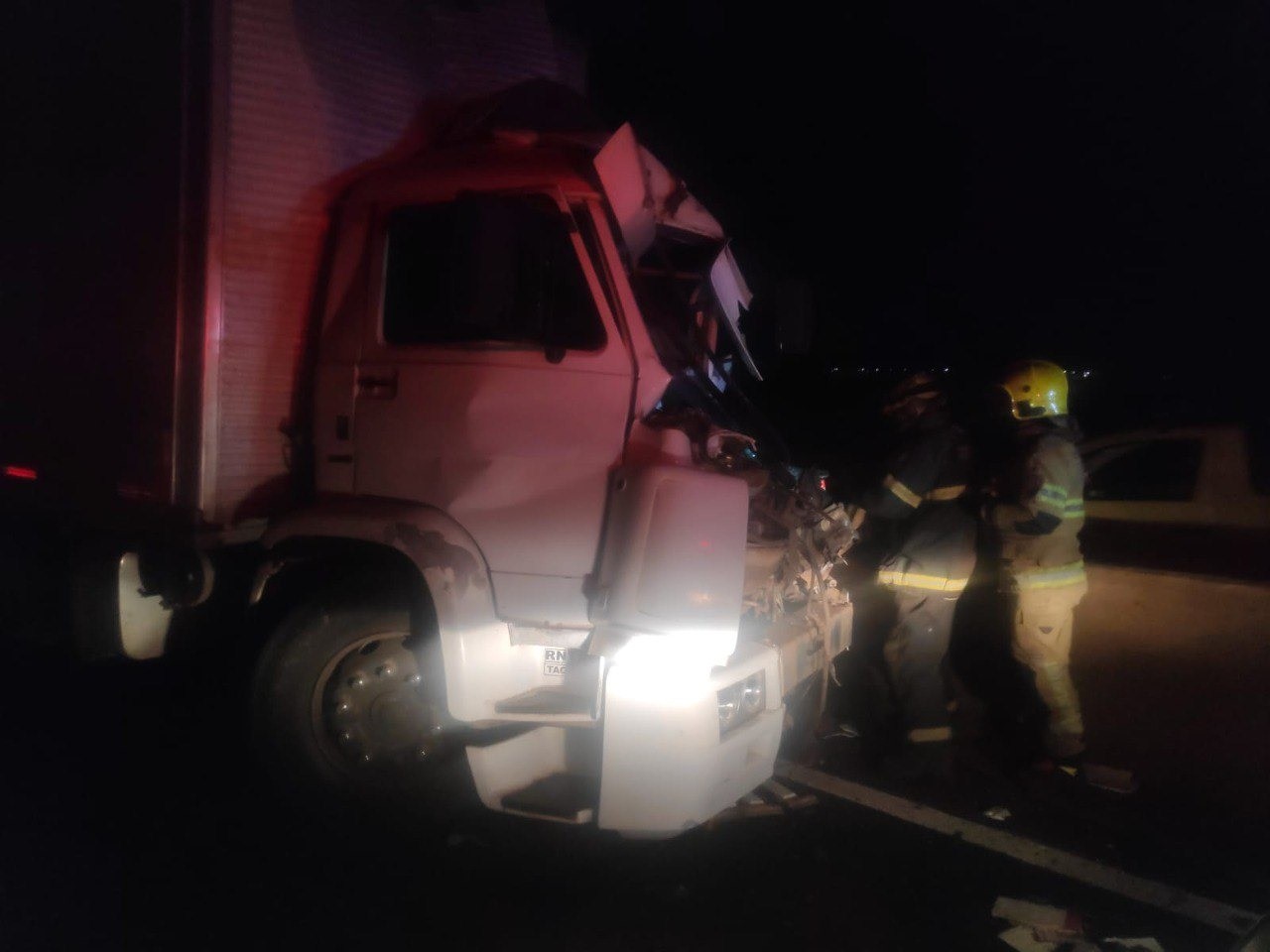 Caminhoneiro morre após bater na traseira de carreta na BR-050