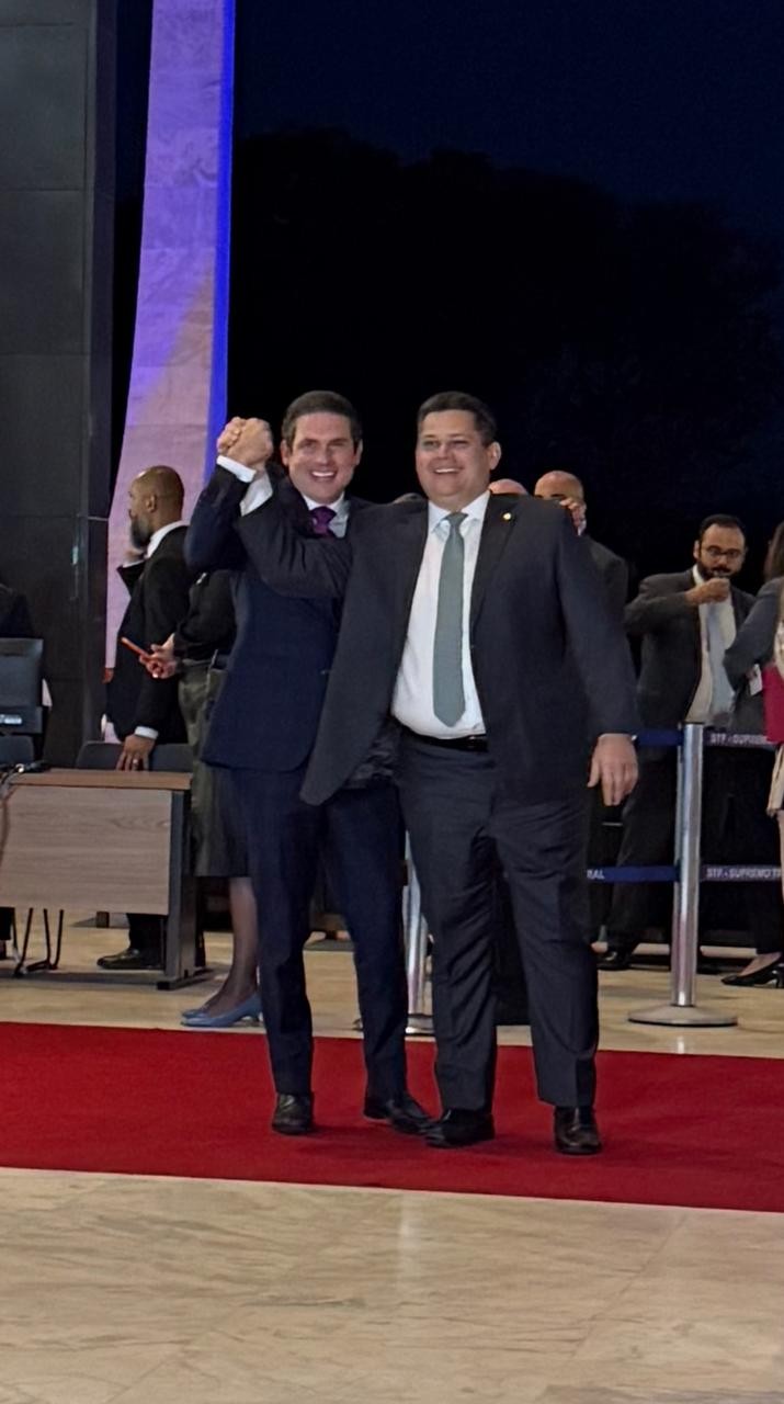 Alcolumbre e Motta tiram foto abraçados, em meio à tensão entre Senado e Câmara