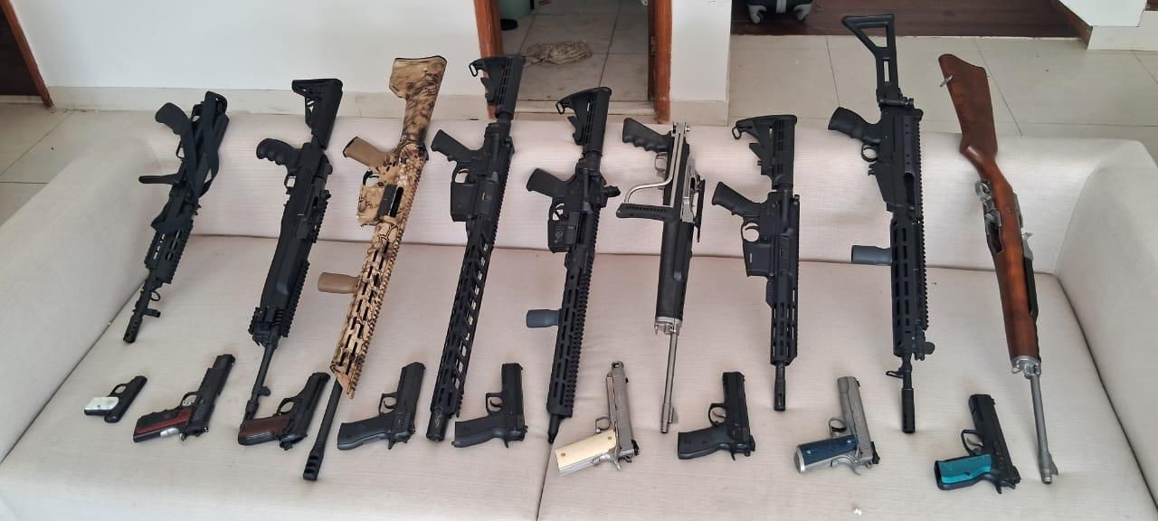 Polícia apreende mais 9 fuzis e 9 pistolas em apartamento no Recreio onde foram encontradas armas em fevereiro