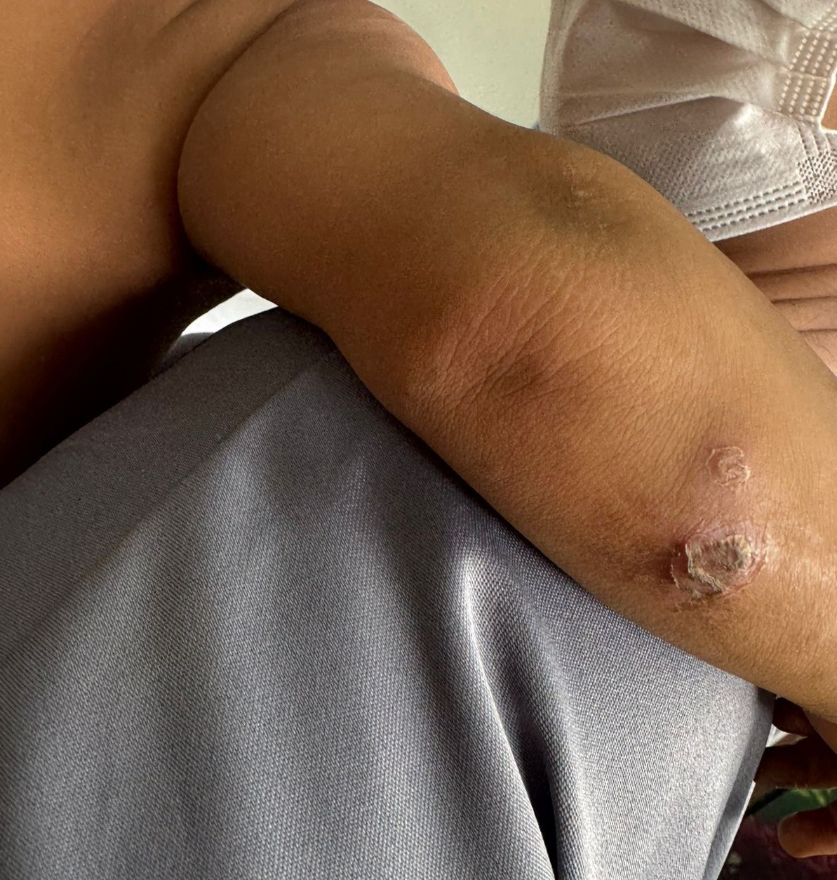 Mãe é presa suspeita de abandonar e maltratar casal de filhos gêmeos de um ano, em Novo Lino