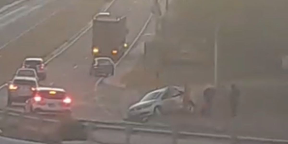 Pedriscos na pista causam acidente entre carro e caminhão na rodovia João Beira, em Amparo