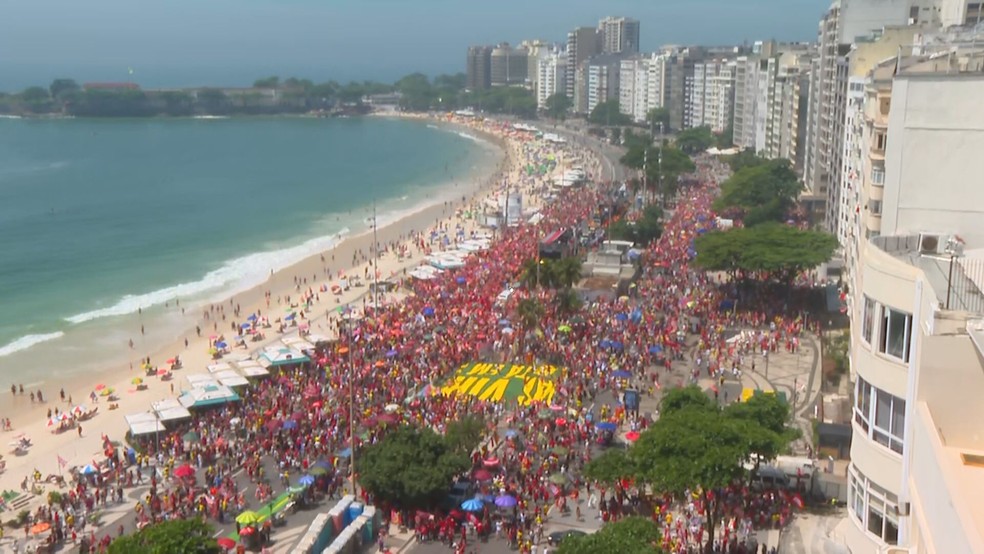 Apoiadores fazem ato pró-Lula na orla de Copacabana, na Zona Sul do Rio — Foto: Reprodução/ TV Globo