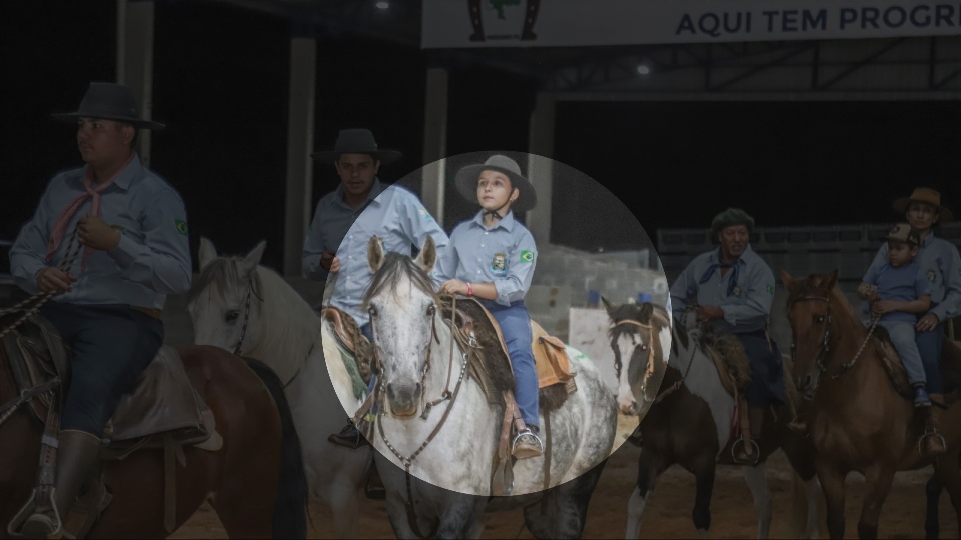 Criança que caiu de cavalo morreu horas após desfilar na cerimônia de abertura de campeonato esportivo, um dia antes de competir, no Paraná