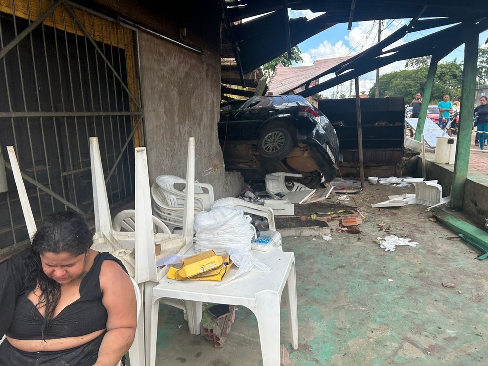 Carro desgovernado invade restaurante e atinge quatro pessoas em Rio Branco — Foto: David Medeiros/Arquivo pessoal