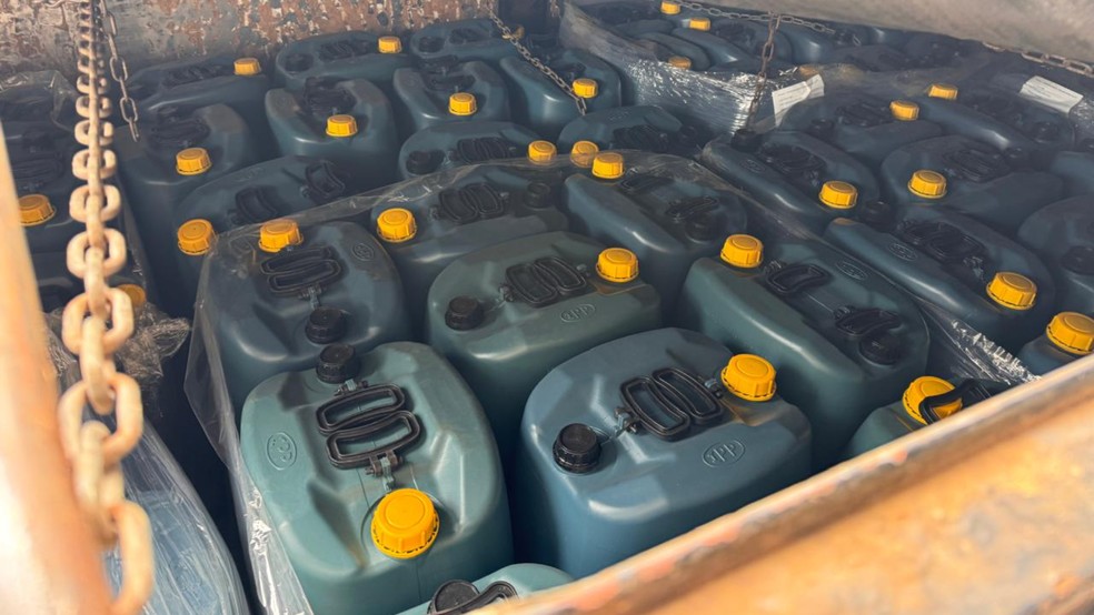 Substância estava armazenada em galões na carroceria de uma carreta em Corumbá (MS) — Foto: Receita Federal