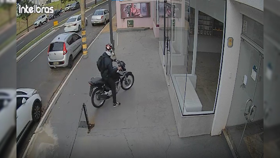 2 de 2
Homem chegou de moto para realizar assalto em loja em Bauru — Foto: Câmera de segurança