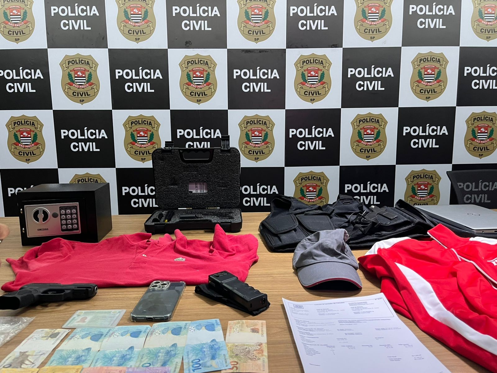 Médico suspeito de matar duas pessoas a tiros em clínica premeditou crime, diz polícia