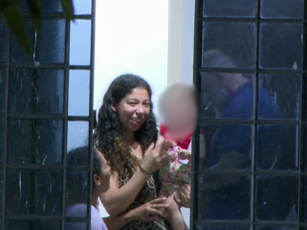 Eloah foi entregue à família após o resgate, na noite de sexta-feira (24). — Foto: Reprodução/RPC