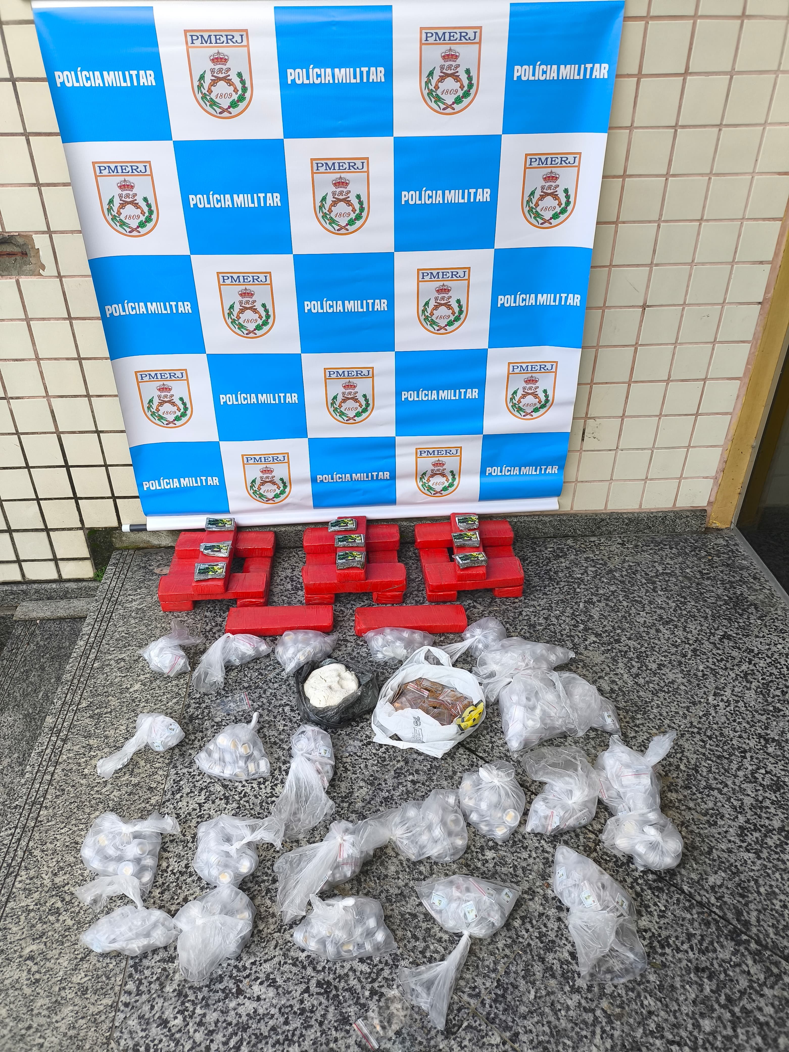 Homem é preso e mais de 18 kg de drogas são apreendidos em Paraty