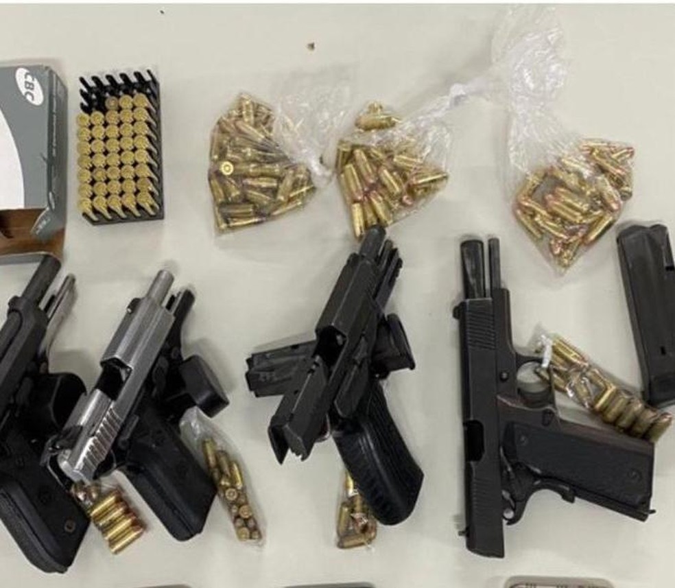 Armas e munições apreendidas com os quatro homens — Foto: Divulgação/PM