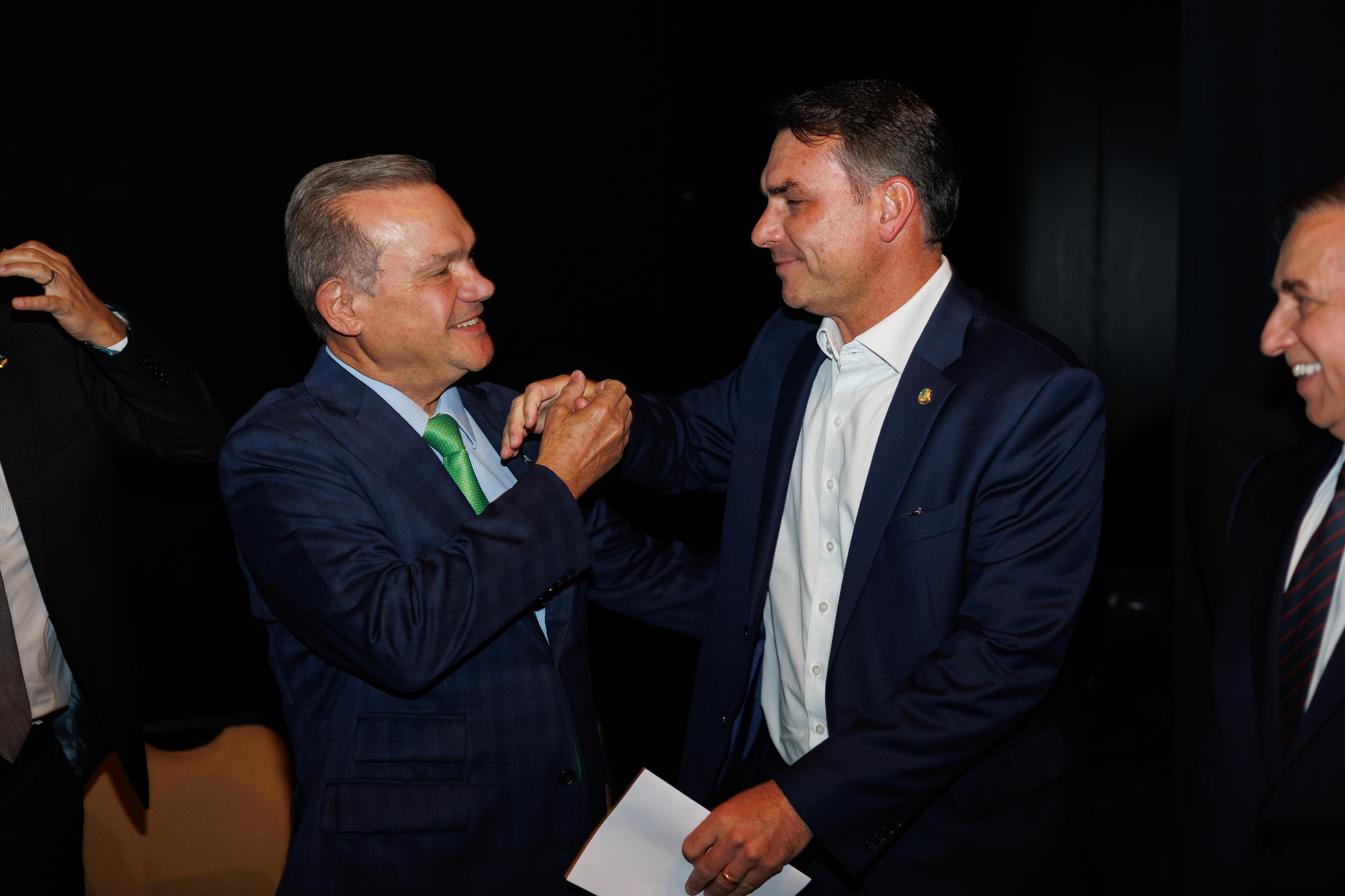 Flávio Bolsonaro confirma Wellington Fagundes como pré-candidato ao governo de Mato Grosso