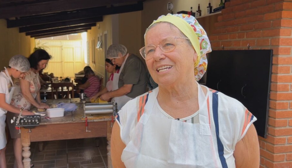 Família do interior de SP prepara prato principal do almoço de Natal com um mês de antecedência