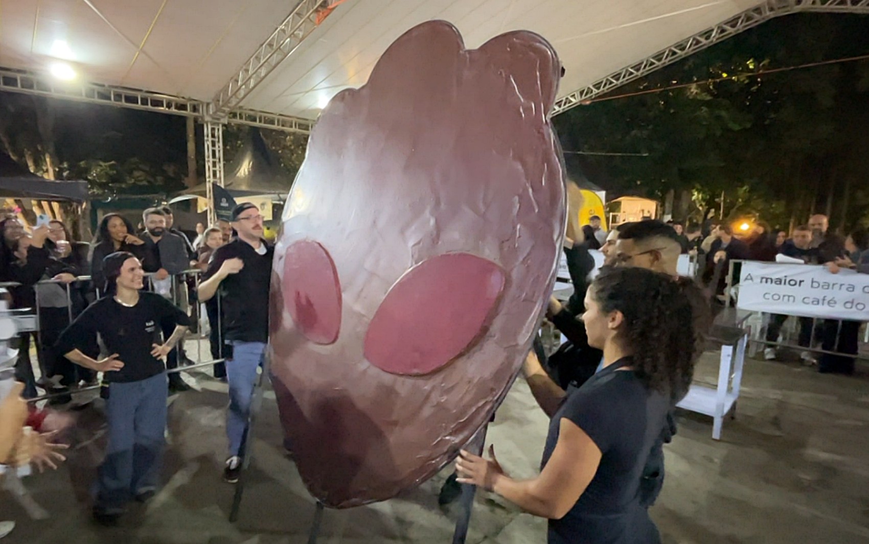 Barra gigante de chocolate em formato de ET é destaque em festival no Sul de Minas
