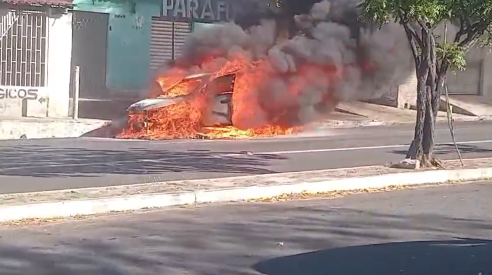 Incêndio destrói carro em Teresina