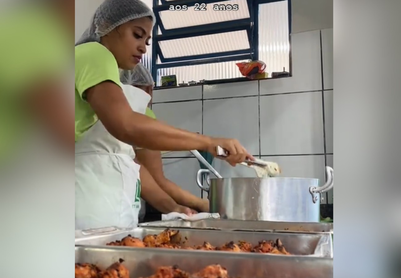 'Tia da Merenda' de 22 anos viraliza nas redes sociais ao mostrar rotina em escola no interior do Tocantins 