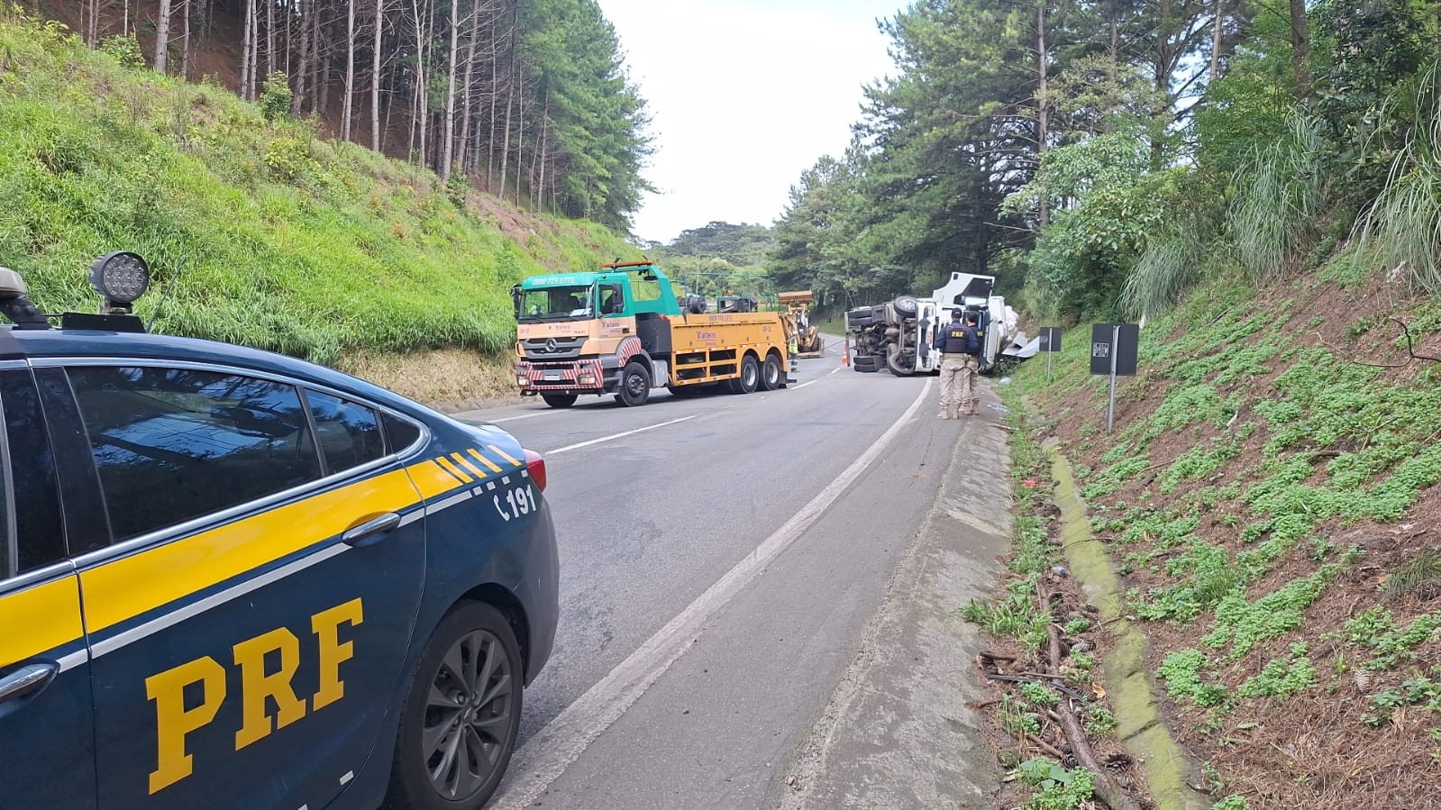 Retroescavadeira quebra enquanto tentava destombar caminhão e fila de 20 km se forma em rodovia do Paraná