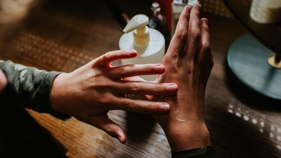 Saber o que há nos produtos para a pele não é uma tarefa fácil — Foto: Getty Images/BBC