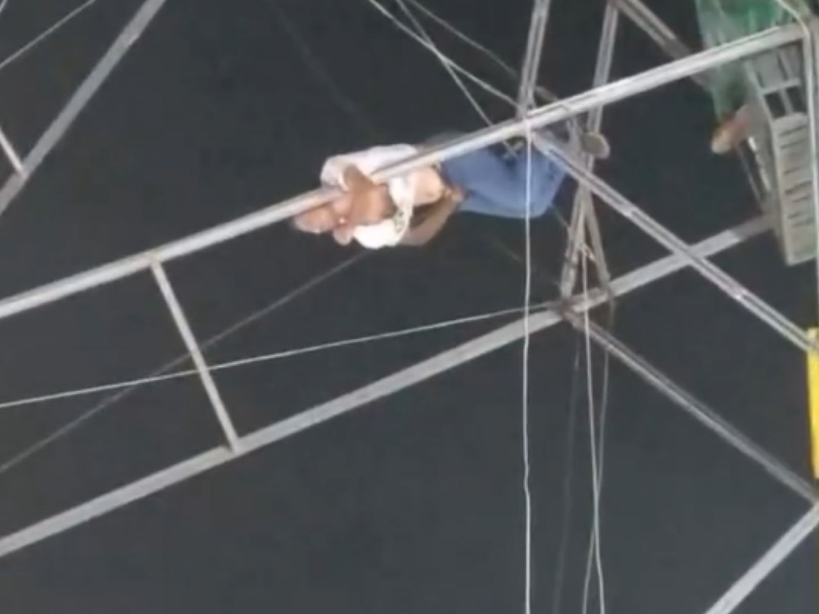 VÍDEO: homem cai de roda-gigante e fica pendurando em estrutura durante feira no Acre