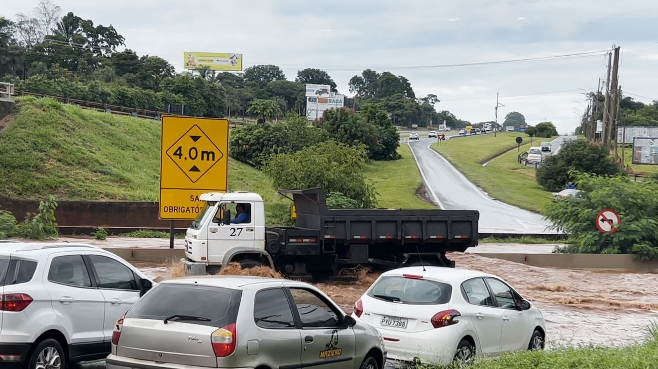 Por que avenida Adelmo Perdizza alaga toda vez que chove em Ribeirão Preto?