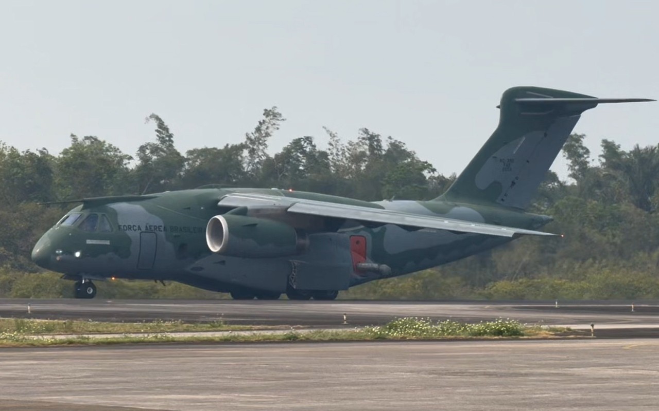Como funciona os cargueiros militares da FAB usados no combate a incêndios  no Amazonas