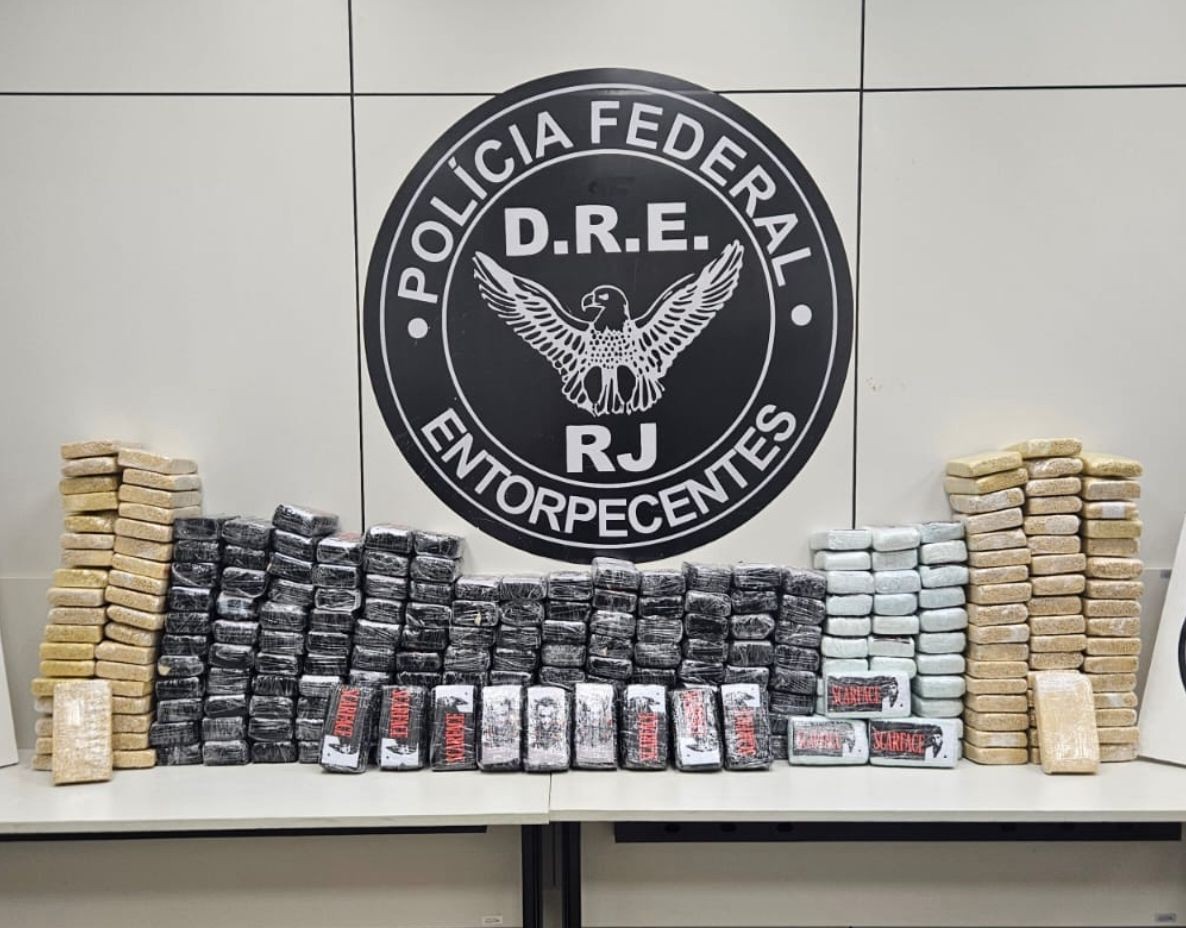Caminhoneiro é preso transportando 270 kg de cocaína na Via Dutra, em Piraí