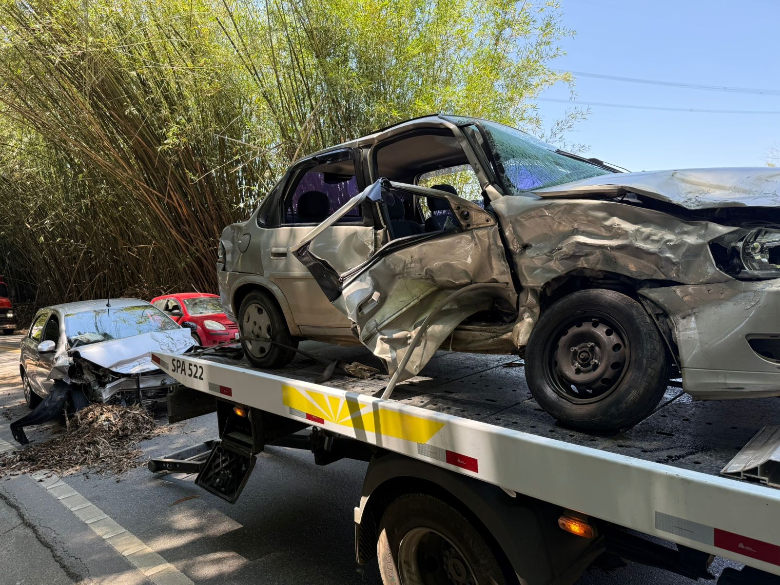 Acidente na SP-50 deixa duas vítimas graves e mobiliza helicóptero Águia da PM em São José dos Campos, SP