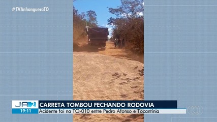 Carreta tomba e fecha rodovia no interior do estado